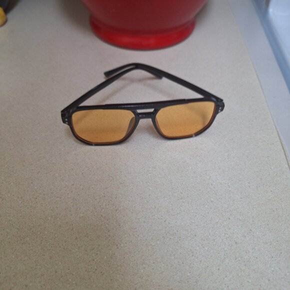 TWO WOMAN SUNGLASSES. - Picture 3 of 5